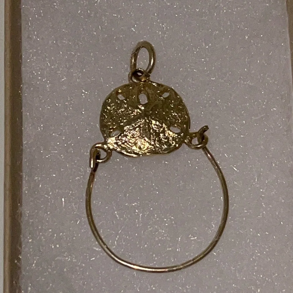 Vintage 14K Gold Sand dollar charm holder pendant - Picture 2 of 7